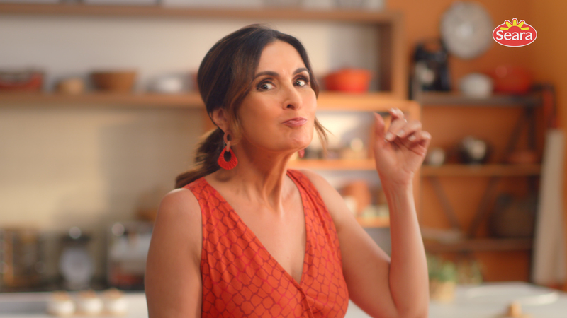 Fátima Bernardes canta em Campanha da Seara