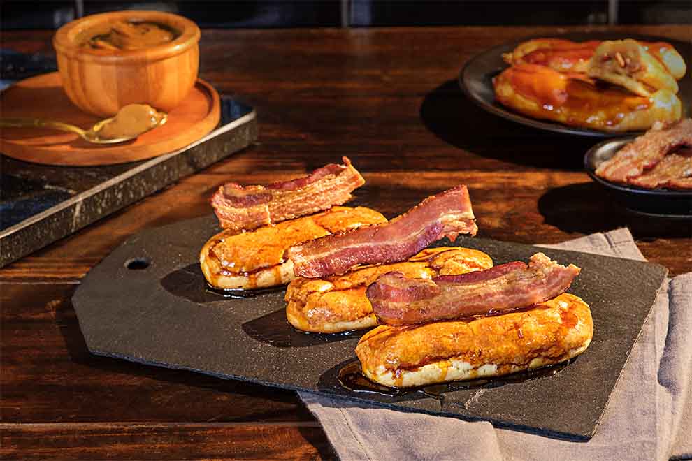 Tapioca com bacon e mel em prato rústico