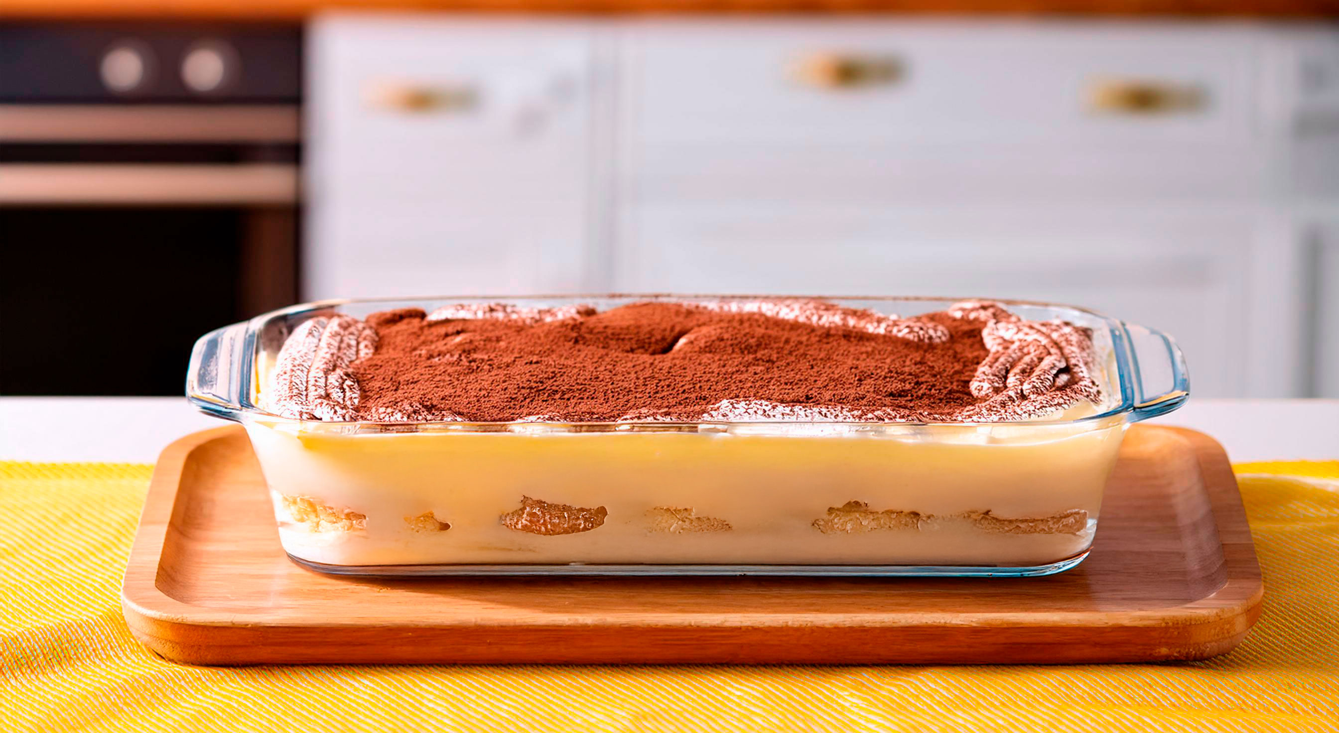 Pavê rápido e fácil em um refratário trasnparente em uma bancada de cozinha