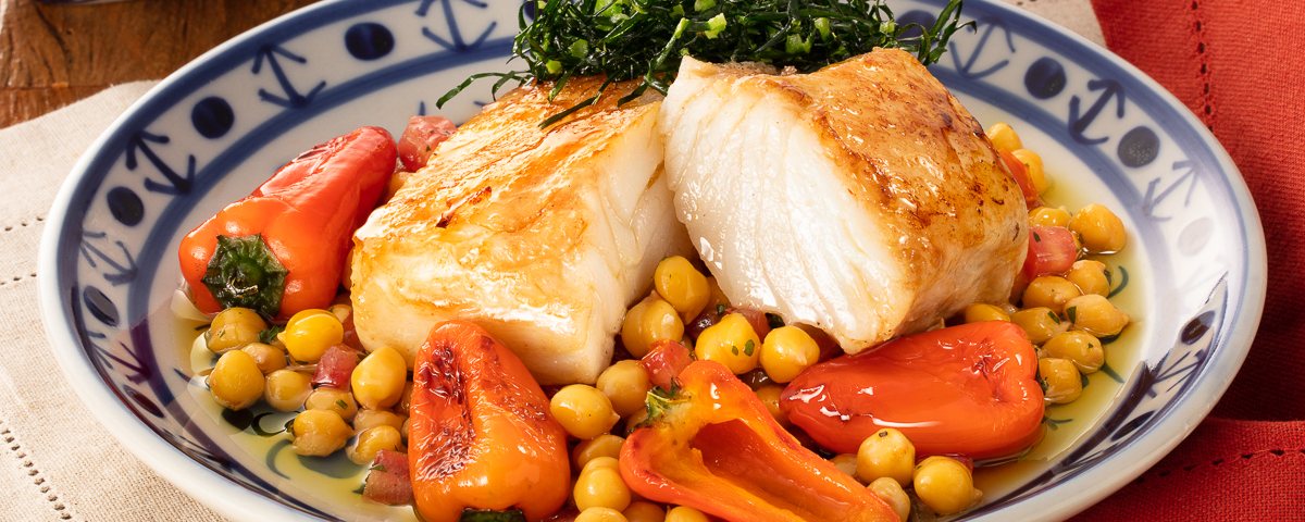 Lombo de Bacalhau com Grão de Bico e Crispy de Couve