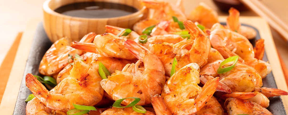 Camarão Frito Servido com Molho Tarê