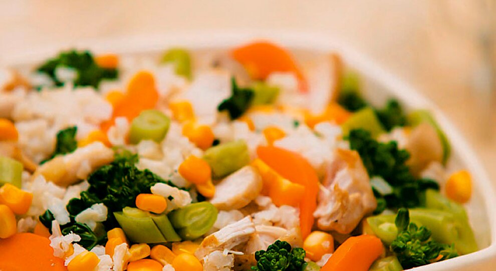 Prato colorido de arroz com legumes e frango grelhado