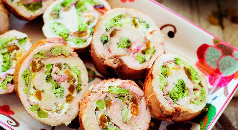 Rolê de frango recheado com brócolis e bacon