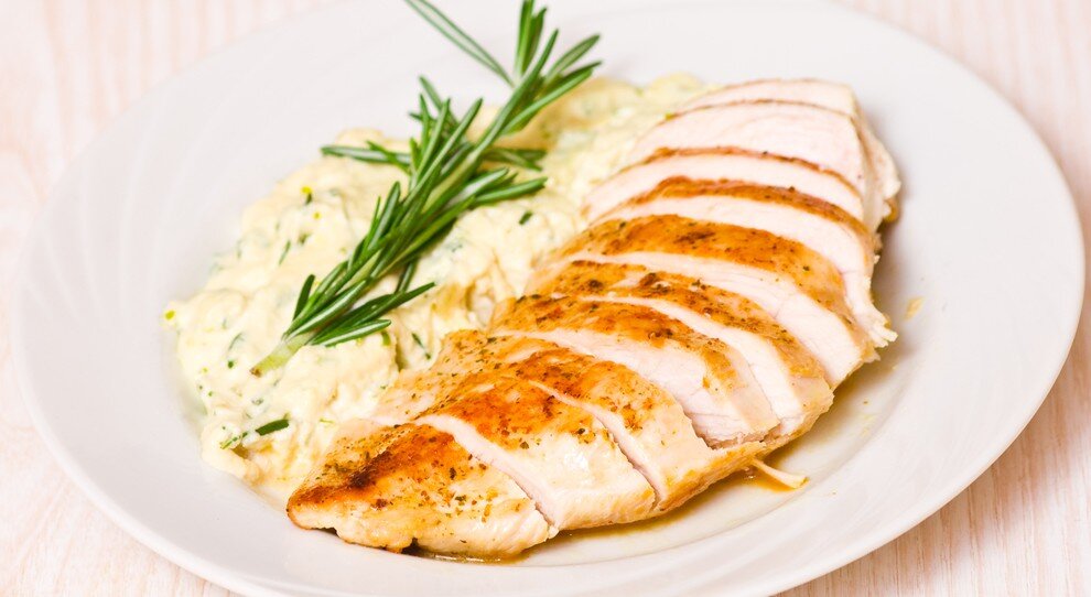 Peito de frango grelhado com purê de batata