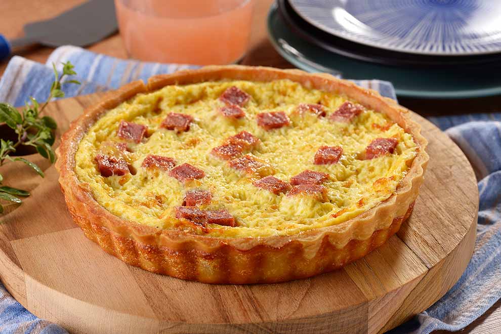 Torta salgada de presunto e queijo em forma redonda