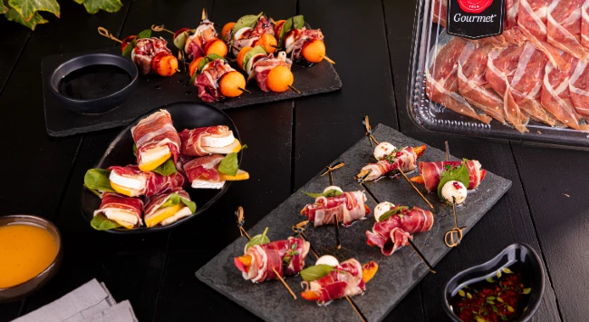Aperitivos feitos com presunto parma servidos em tábuas chiques