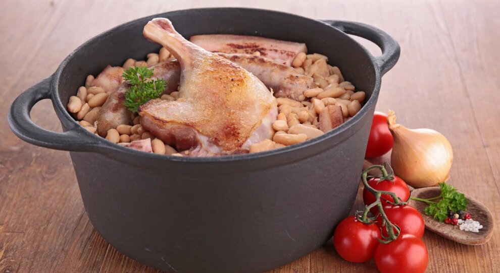 Frango com feijão em panela preta de ferro