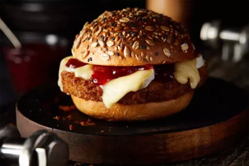Hamburguer de frango empanado: opção para variar o burguer