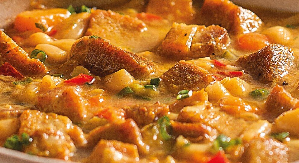 sobrepaleta com feijão-branco cozido em um caldo enriquecido com ervas e vegetais