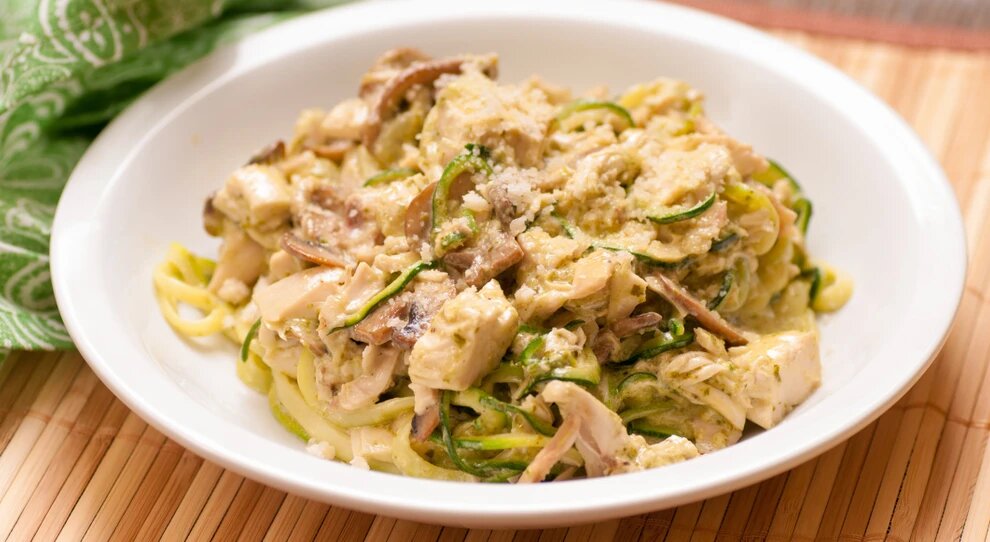 Prato de macarrão saudável com frango e abobrinha