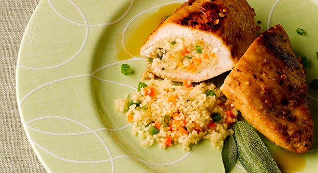 Peito de frango grelhado com cuscuz e legumes