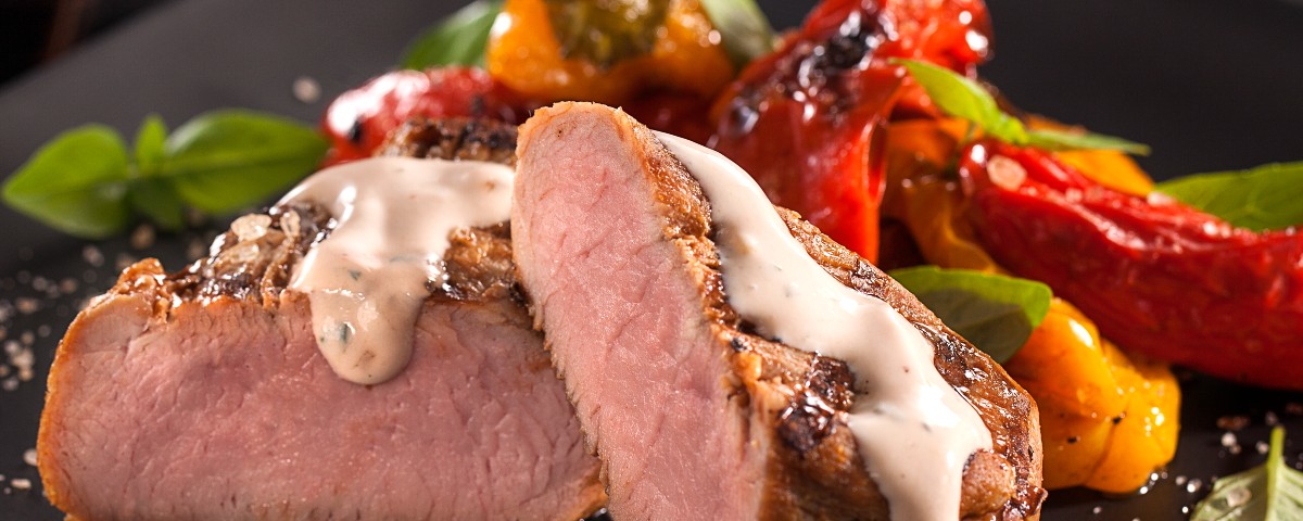 Filé Mignon no Molho de Conhaque com Mini Pimentões Assados