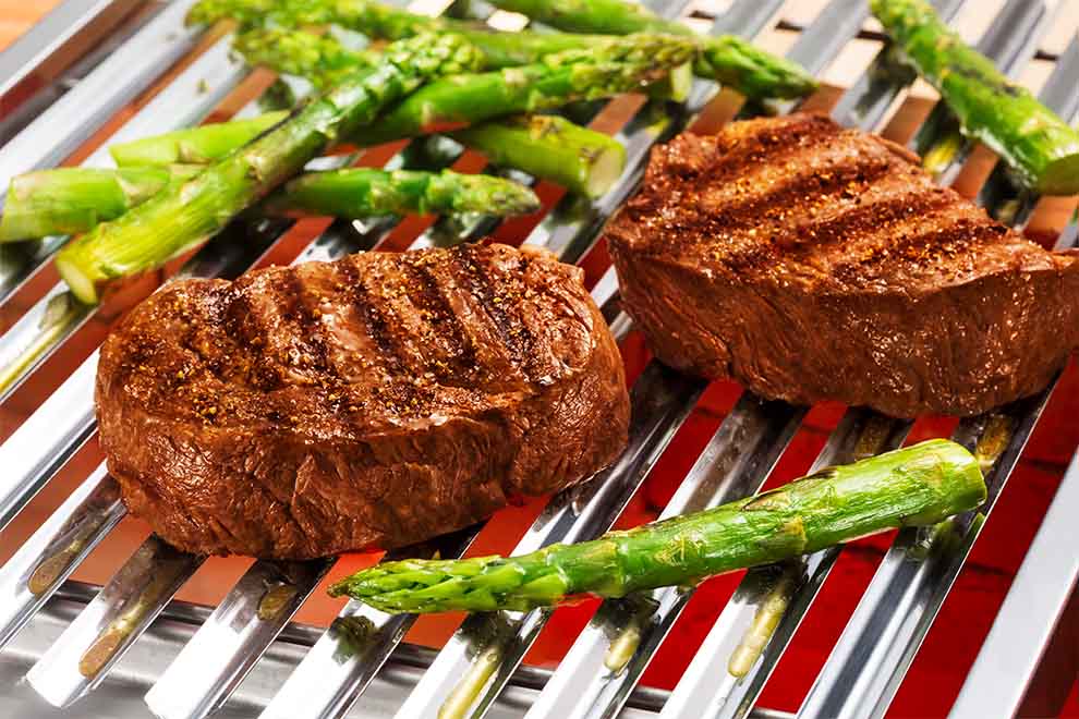 Carnes grelhadas e aspargos na grelha