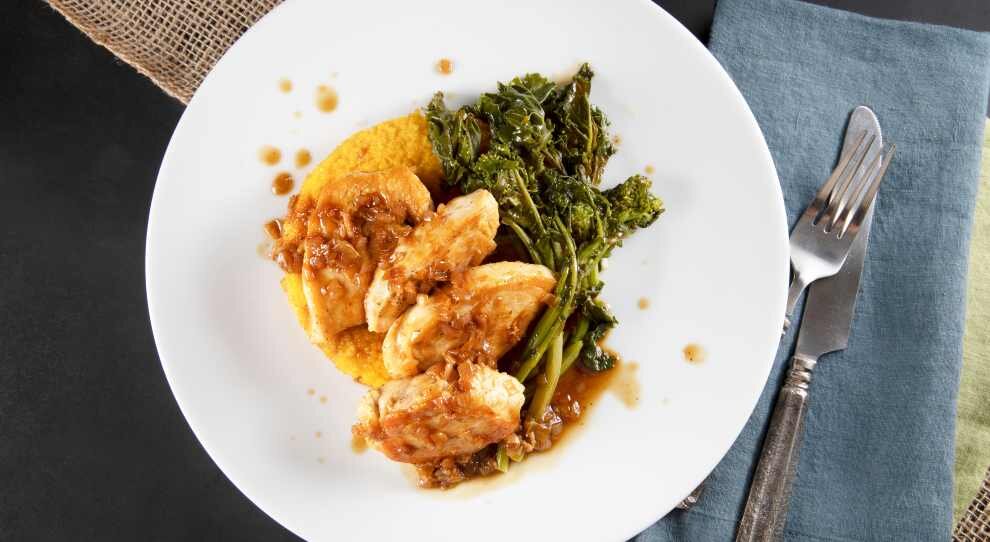 Prato de frango grelhado com couve e purê