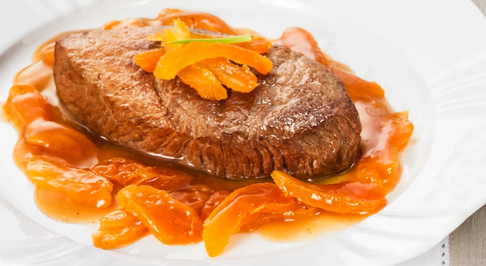 Carne assada com molho de damasco e legumes