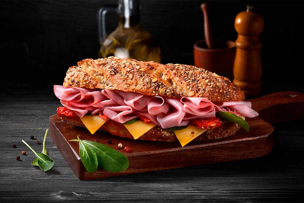 Sanduíche de presunto com queijo e vegetais frescos