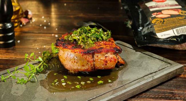 Ancho suíno ao chimichurri na grelha