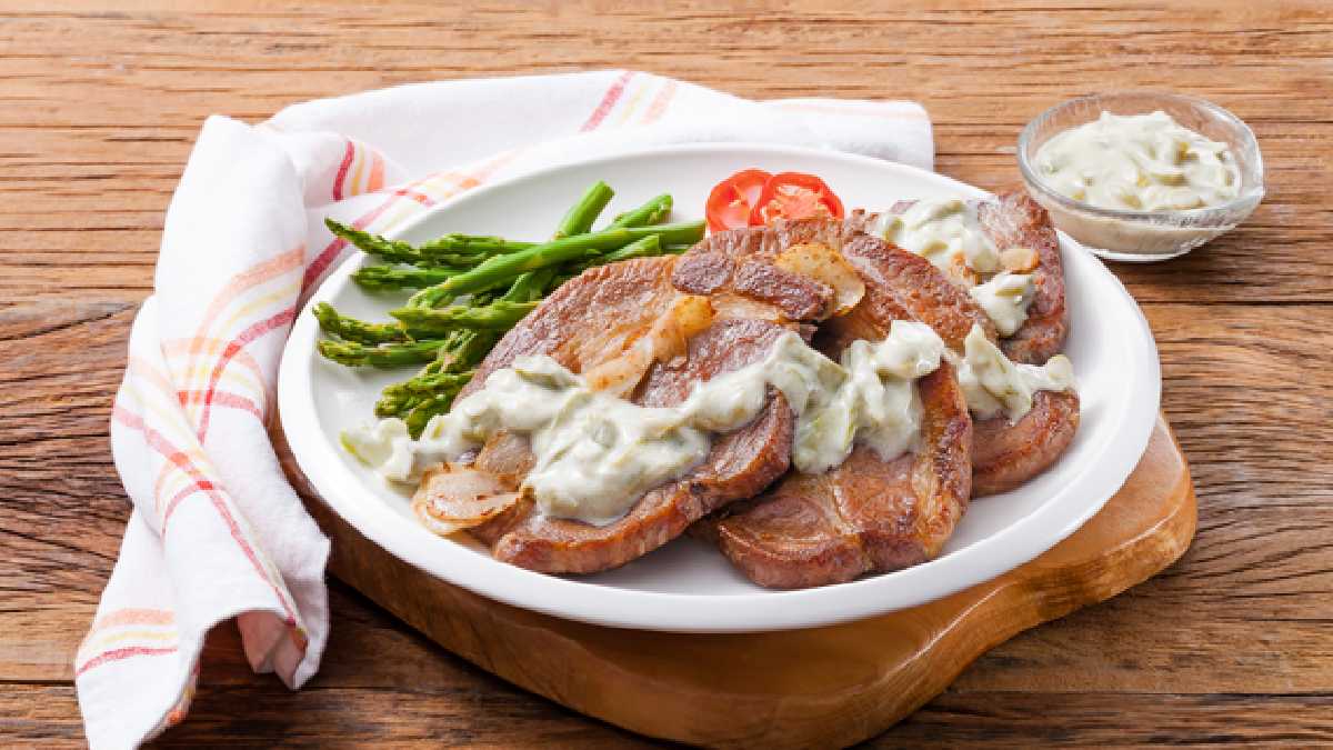 Bifes de Copa Lombo com Molho de Gorgonzola e Aspargos