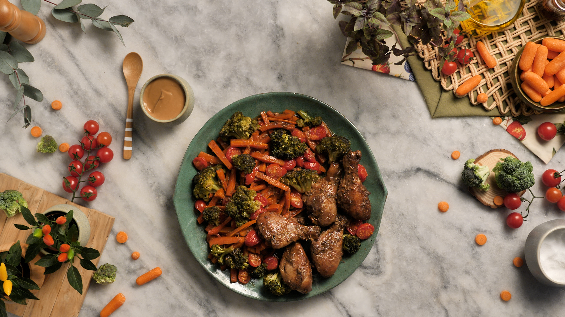 Coxa de Frango Assada com Legumes e Molho Oriental de Amendoim