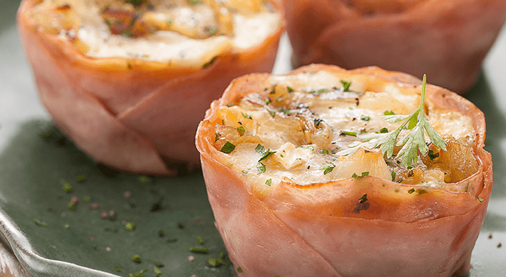 Cestinha de Peito de Peru com Cebola, Queijo Brie e Cebolinha