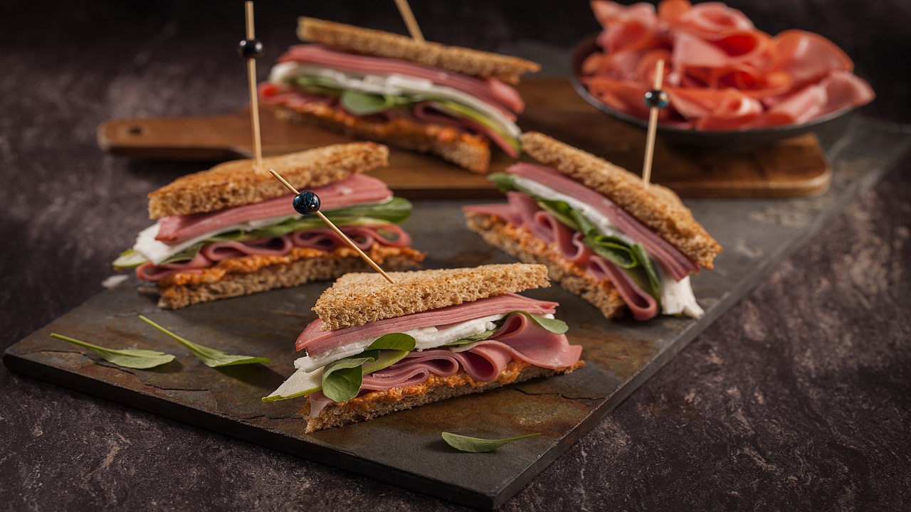 Sanduíche de Mortadela Defumada com Queijo de Cabra