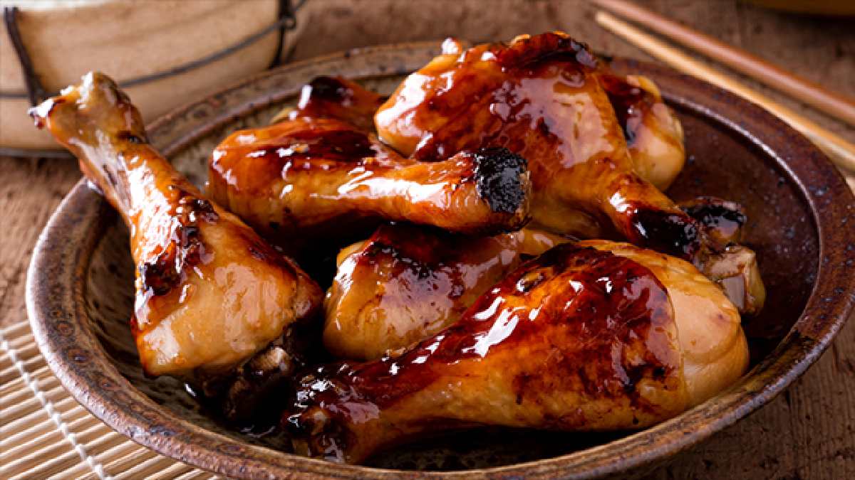 Coxa de Frango com Molho Teriyaki e Arroz Yakimeshi