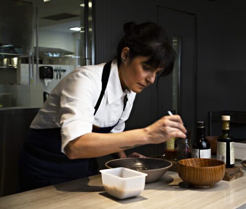 Uma das chefs mais premiadas do Brasil, Manu Buffara fala sobre memória, afeto e sustentabilidade