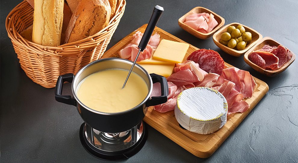 O que comer com fondue de queijo? Veja 5 combinações deliciosas