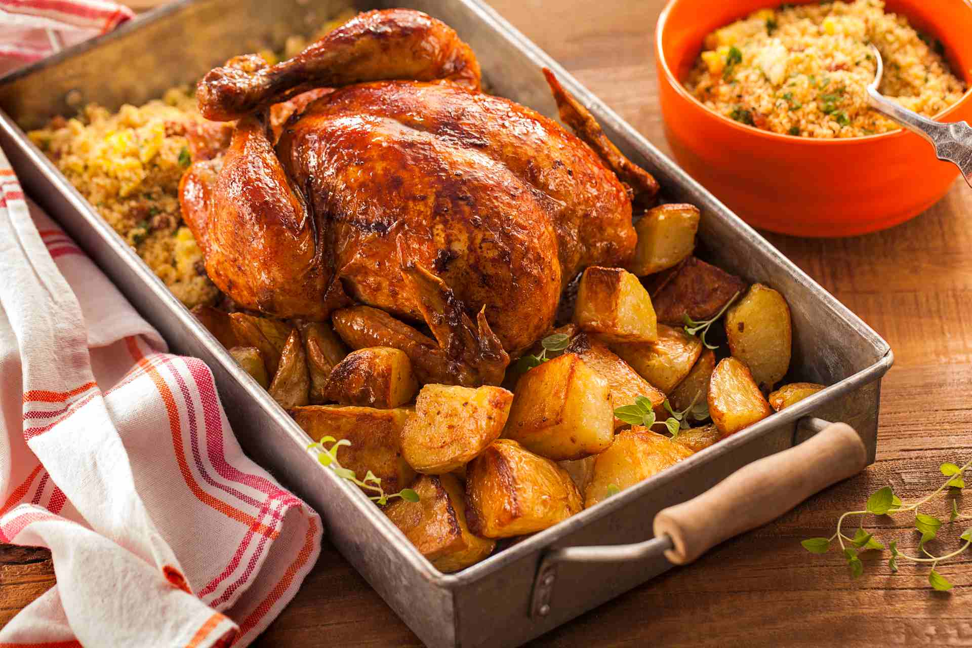 Frango de Padaria com Batatas Assadas e Farofa