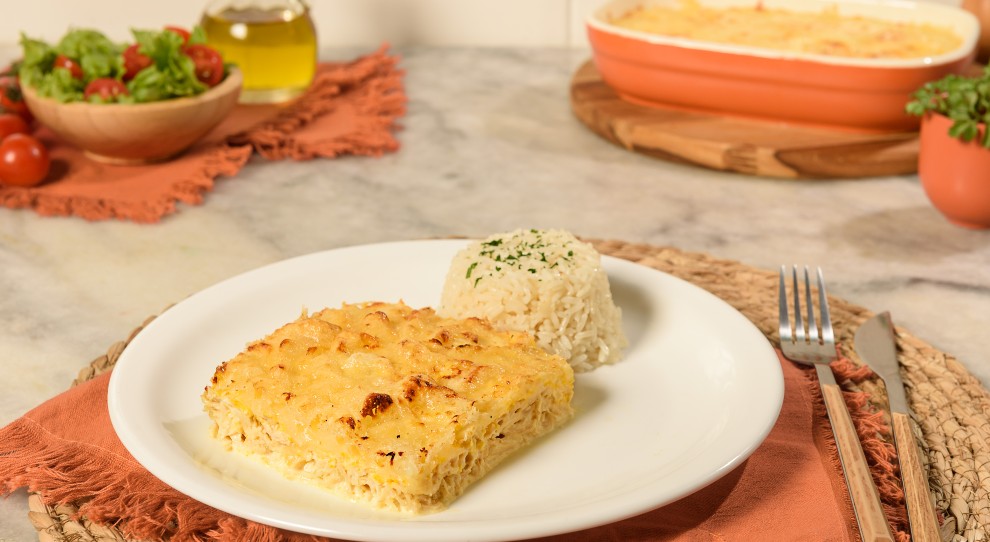 Fricassê de frango cremoso servido em prato branca