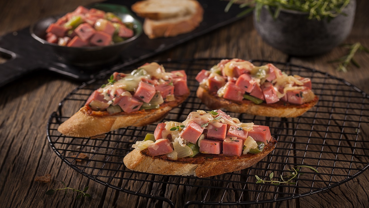 Bruschetta de mortadela defumada ao gratin