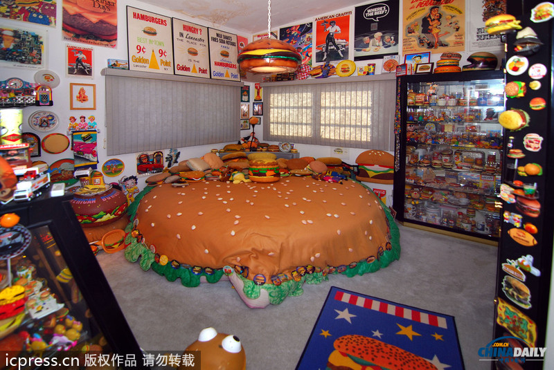 Sala do museu do hambúrguer com diversos itens em homenagem ao prato.