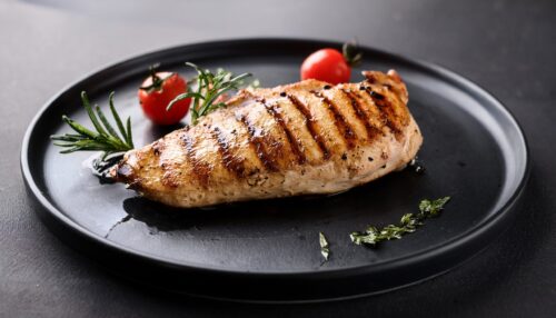 Método infalível para peito de frango grelhado e suculento