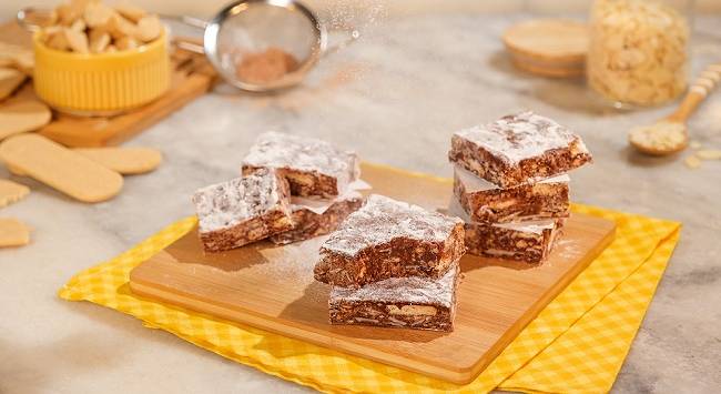 Palhas italianas cortadas em formato quadrado e servidas em tábua de madeira