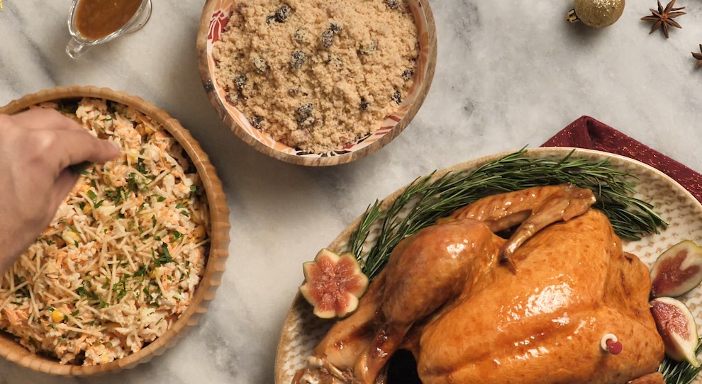 Peru Assado com Molho de Laranja, Salpicão e Farofa de Bacon com Passas