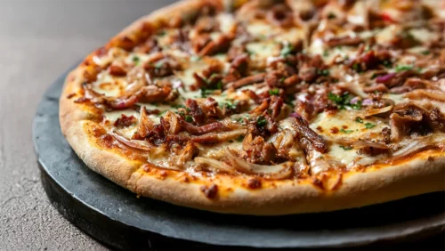 Pizza de costela defumada com cebola caramelizada