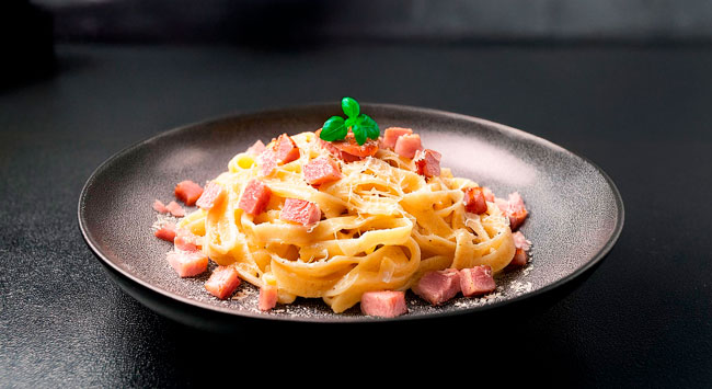 Carbonara com Bacon Extra Pernil e Creme de Parmesão
