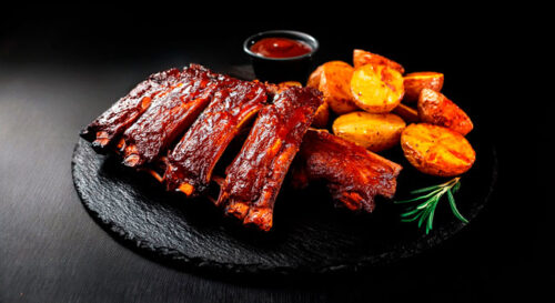 Costela defumada com molho barbecue e batatas rústicas