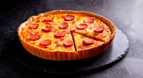 Quiche de salsicha com alho e queijo parmesão