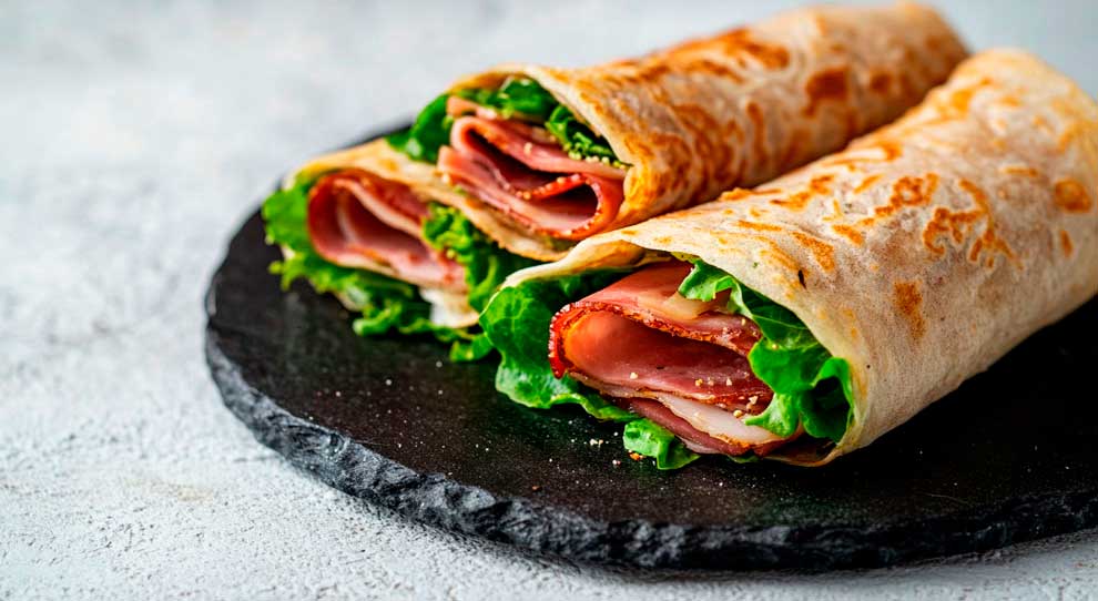 Wrap de Pastrami com Alface e Pepino