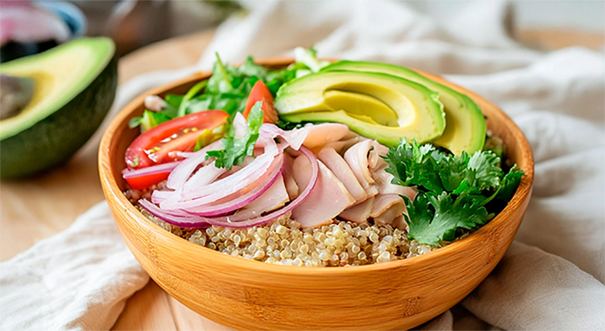 Pokê de peito de frango defumado com abacate e quinoa