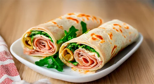 Wrap de peito de frango defumado com queijo feta e azeitonas
