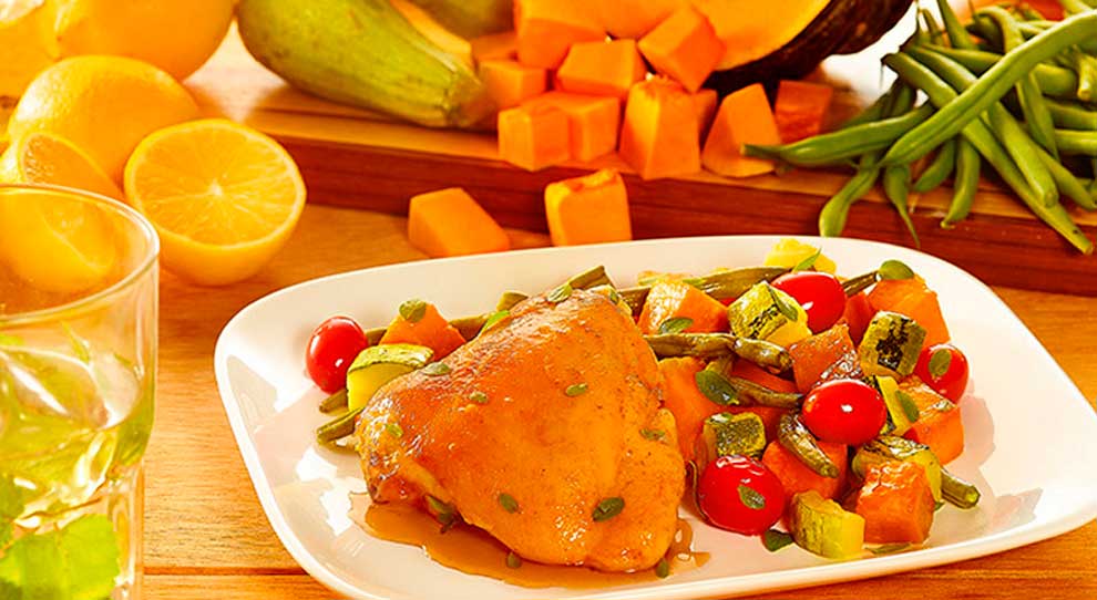 Sobrecoxa Marinada no Limão Siciliano e Orégano Assada Com Legumes