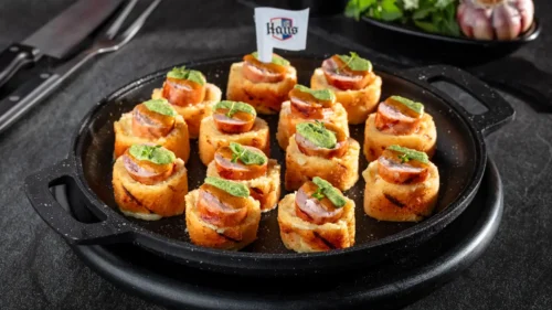 Aperitivo de linguiça no pão de alho