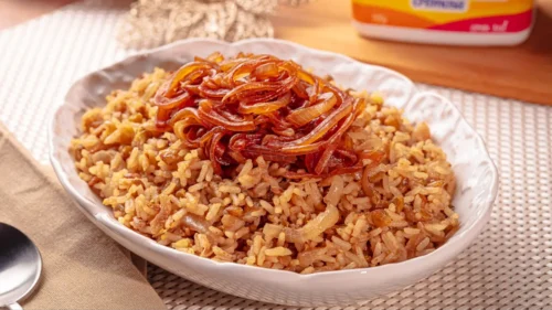 Troque o arroz simples pelo arroz com cebola caramelizada na ceia