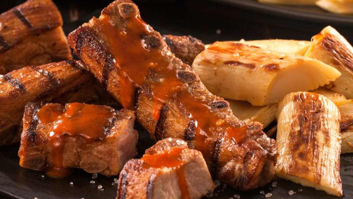 Como temperar assado de tira antes de levar à  churrasqueira