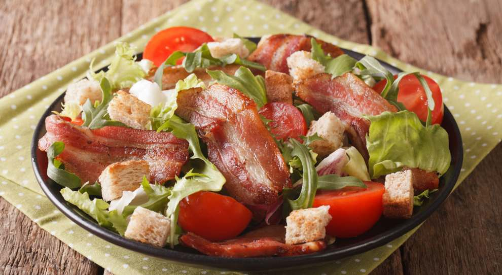 Onde estão os fãs de receitas de salada? A salada é um prato que ganhou espaço nas refeições dos brasileiros não só pela praticidade e rapidez, mas também pela versatilidade. E, claro, por ser uma ótima opção para quem busca uma alimentação mais leve e equilibrada.
Mas quem disse que uma receita de salada precisa ser simples ou sem graça? Aqui no Minha Receita, acreditamos que a salada pode ser a estrela da mesa. Pensando nisso, separamos 6 receitas de saladas deliciosas que vão muito além de uma simples entrada.
São saladas completas, com proteínas, texturas e sabores variados, que garantem uma refeição saborosa e nutritiva. E para te ajudar a preparar essas delícias, você sempre pode contar com ingredientes de qualidade, como os produtos Seara, que fazem a diferença no sabor e na praticidade. Então, vamos às receitas?
1. Salada caesar com frango
A salada caesar com frango é uma opção clássica, feita com alface-romana fresca, croutons crocantes e tiras de filé de peito de frango grelhado. O destaque fica por conta do molho, feito com iogurte natural, mostarda dijon e um toque de anchova, que traz um sabor autêntico ao prato. Finalize com lascas de parmesão para uma refeição prática, leve e cheia de sabor.
2. Salada de pote com frango
A salada de pote com frango é uma excelente opção para quem precisa de praticidade no dia a dia. Montada em camadas e armazenada em potes, essa salada é perfeita para levar ao trabalho ou para um lanche rápido e saudável em casa.
Com uma combinação de vegetais frescos, como alface, tomate e cenoura ralada, ela também conta com uma dose de proteína: o peito de frango Seara, que adiciona sabor e sustância à salada.
O segredo para manter a salada fresca é montar as camadas na ordem certa, com o molho no fundo do pote, seguido dos ingredientes mais pesados, como o frango e a cenoura, deixando as folhas por último. É uma receita prática, ideal para quem quer um almoço completo e sem complicações.
3. Salada frisee com bacon artesanal, ovo pochê e croutons temperados
Essa salada é perfeita para quem busca sofisticação e sabor em cada garfada. A combinação das folhas frisée levemente amargas com o bacon artesanal crocante cria um contraste delicioso, enquanto o ovo pochê traz cremosidade e um toque gourmet ao prato.
Os croutons temperados adicionam crocância e um aroma irresistível, tornando a experiência ainda mais completa. Sirva com um fio de azeite e pimenta-do-reino moída na hora para realçar todos os sabores.
4. Salada tropical com levíssimo Seara
A salada tropical com Levíssimo Seara é uma explosão de frescor e leveza, ideal para dias quentes. Com ingredientes típicos de uma salada tropical, como manga e abacaxi, essa receita combina sabores levemente doces com o toque suave do Levíssimo Seara, uma proteína leve e saborosa que dá o equilíbrio perfeito à salada.
Além das frutas, essa salada leva folhas verdes e um toque crocante com nozes ou castanhas, que enriquecem o prato com sabor e textura. Finalize com um molho cítrico, que intensifica o frescor da salada e harmoniza perfeitamente com os demais ingredientes. É a escolha perfeita para uma refeição refrescante e leve.
5. Frango crocante com salada marroquina
Se você busca uma salada que seja também uma refeição completa e cheia de sabor, essa é a pedida! O frango crocante com salada marroquina combina o frango empanado e assado, bem crocante por fora e suculento por dentro, com uma salada colorida e aromática, inspirada nos sabores do Marrocos.
Essa salada leva grãos, como o cuscuz marroquino, e vegetais frescos, como tomate e pepino, além de especiarias como cominho e coentro, que trazem um toque de exotismo ao prato. É uma refeição rica em nutrientes, perfeita para o almoço ou jantar, especialmente acompanhada de um molho de iogurte com hortelã, que complementa o frescor e a intensidade dos temperos.
6. Salada com presunto jamón serrano e melão
Nessa salada, o sabor marcante do presunto contrasta perfeitamente com o melão, criando um prato leve e sofisticado. Acrescente folhas verdes, como rúcula ou agrião, e finalize com um fio de azeite extravirgem e pimenta-do-reino para equilibrar os sabores. Essa salada é perfeita como entrada em um jantar especial ou até mesmo como uma refeição leve nos dias mais quentes.
Quer mais dicas para incrementar suas saladas? Confira nossa matéria sobre como preparar molho de mostarda e mel para saladas incríveis e eleve suas receitas a outro nível!