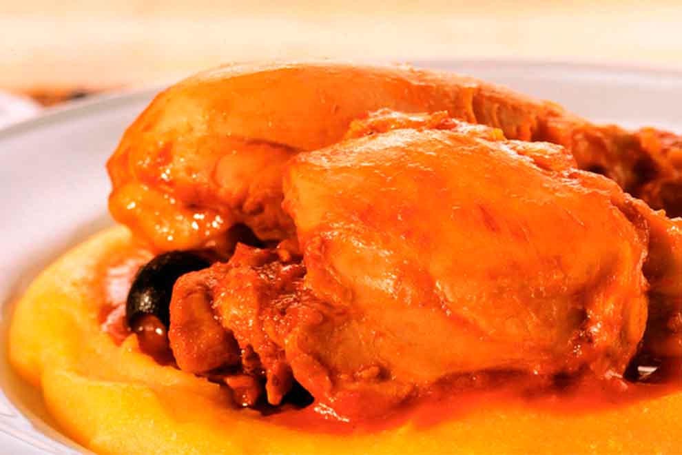 Frango ao molho sobre purê de batata