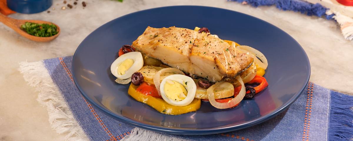 Bacalhau ao forno com batatas: aprenda receita suculenta para o Natal