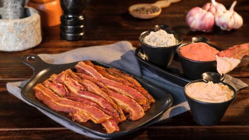 Bacon para hambúrguer: descubra como cortar fatias finas e deixar ele crocante